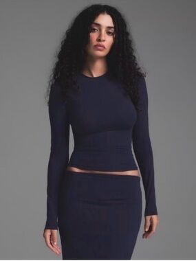 SKIMS Fits Everybody Long
Sleeve T-Shirt Navy
Medium BNWOT